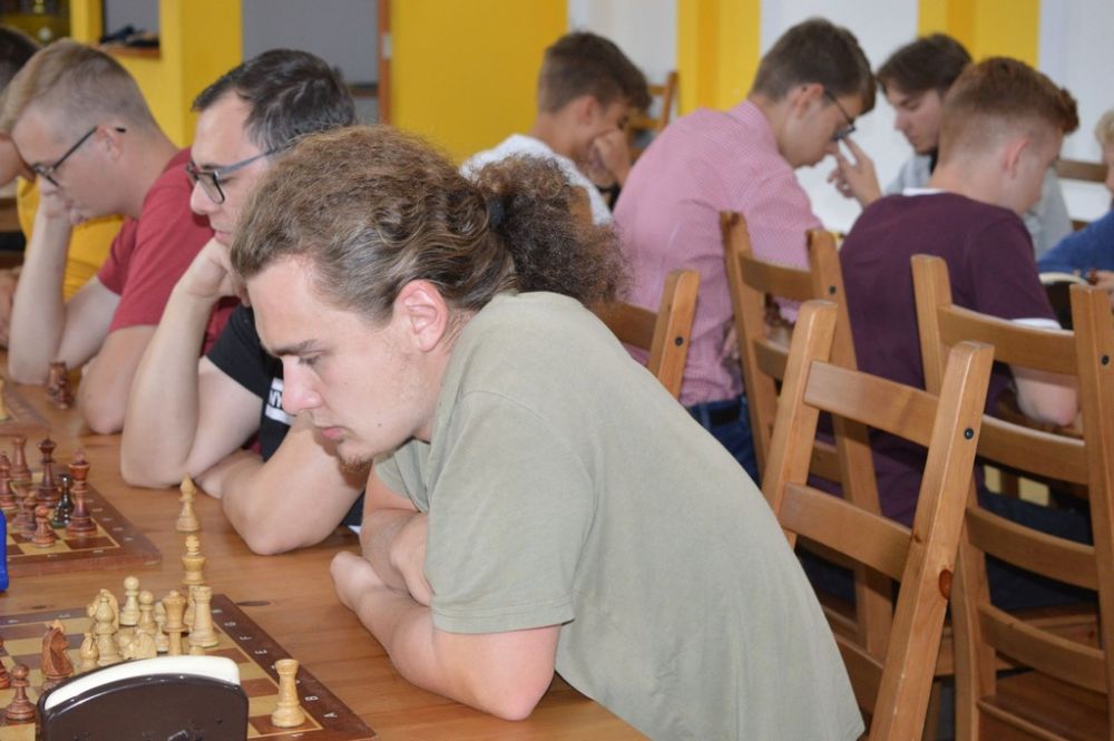 Fotografia przedstawia uczestników biorących udział w Szachowym Turnieju Miast