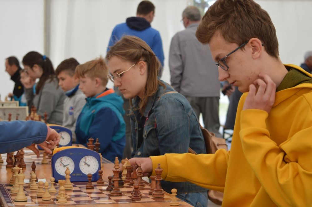 uczestnicy podczas turnieju szachowego